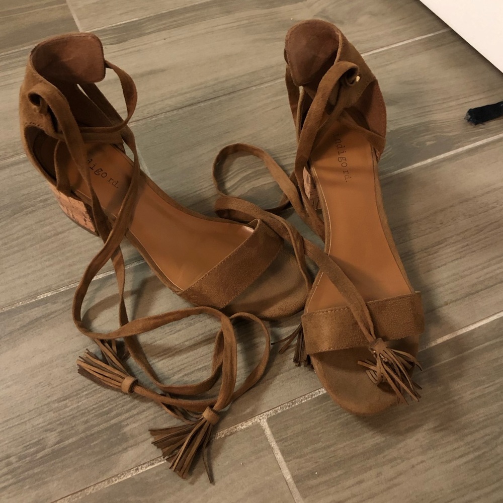 Strappy tie-up blockheel sandal